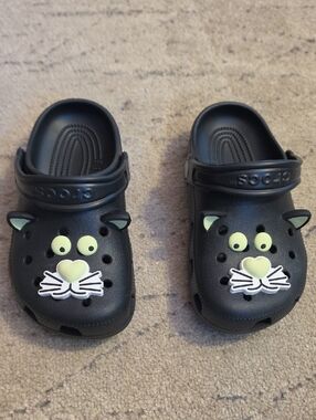 Crocs Classic Glow Black Cat Clog for kids. J1, (7 YRS OLD), Preowned